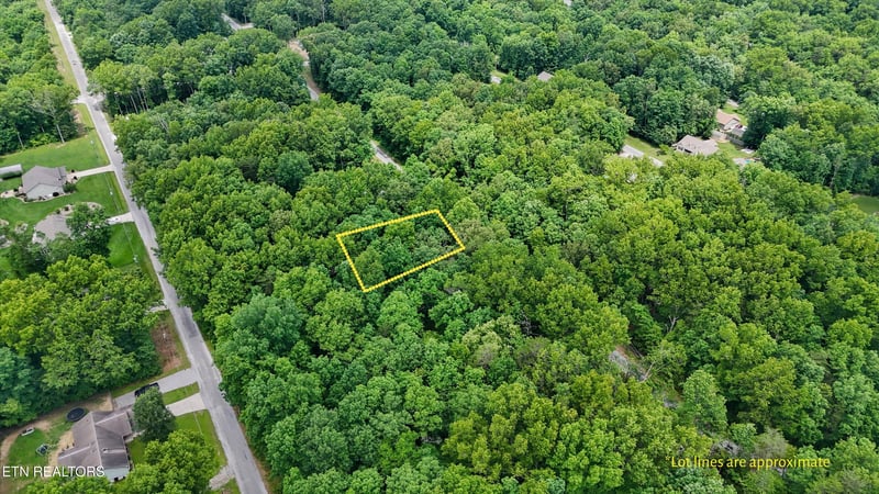 2116 Black Wolf Dr, Crossville, TN 38572