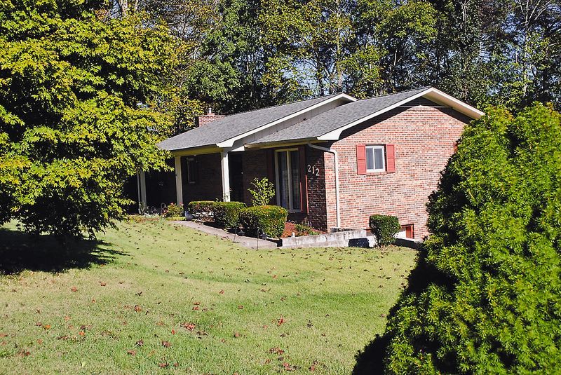 212 Cedar Rd, Clinton, TN 37716