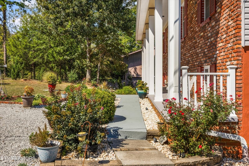212 Cogdill Rd, Knoxville, TN 37922