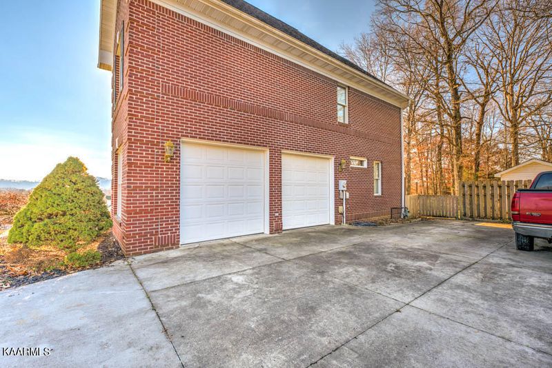 212 Guttery Ln, Clinton, TN 37716