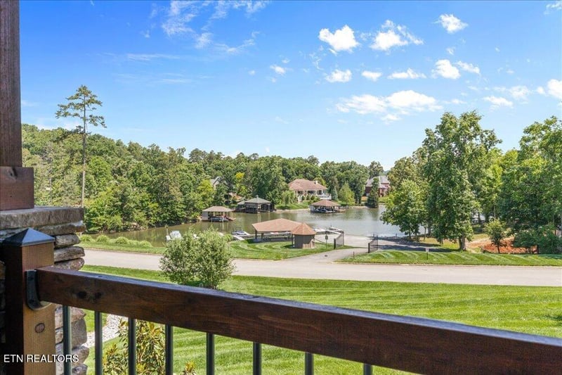 212 Lake Crest Dr, Lenoir City, TN 37772
