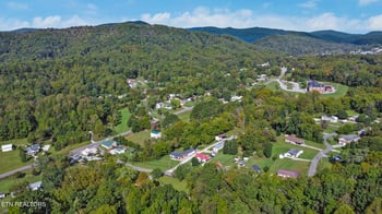 212 Old Clear Branch Ln, Rocky Top, TN 37769