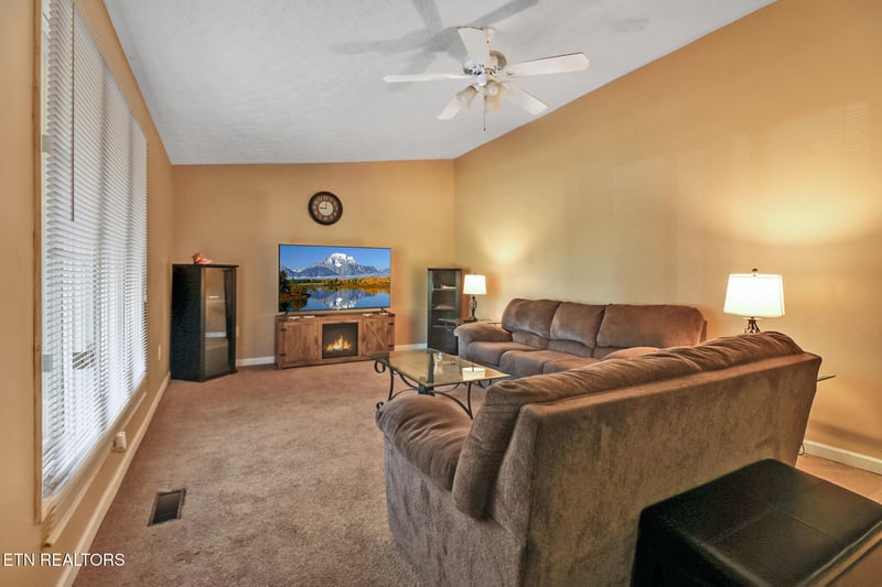 212 Old Clear Branch Ln, Rocky Top, TN 37769