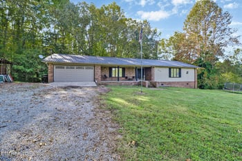 212 Old Clear Branch Ln, Rocky Top, TN 37769