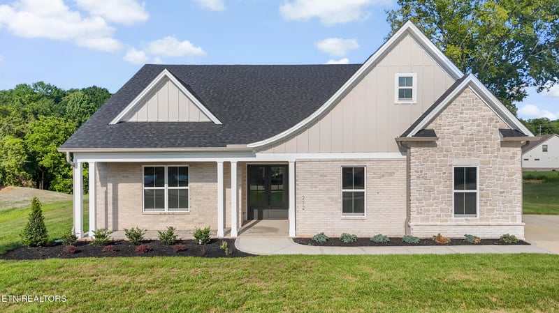 212 Poppy Pl, Lenoir City, TN 37772