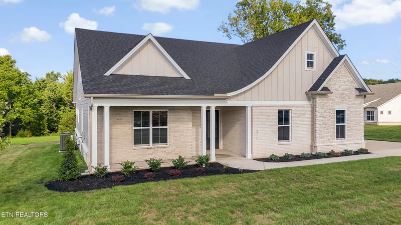 212 Poppy Pl, Lenoir City, TN 37772