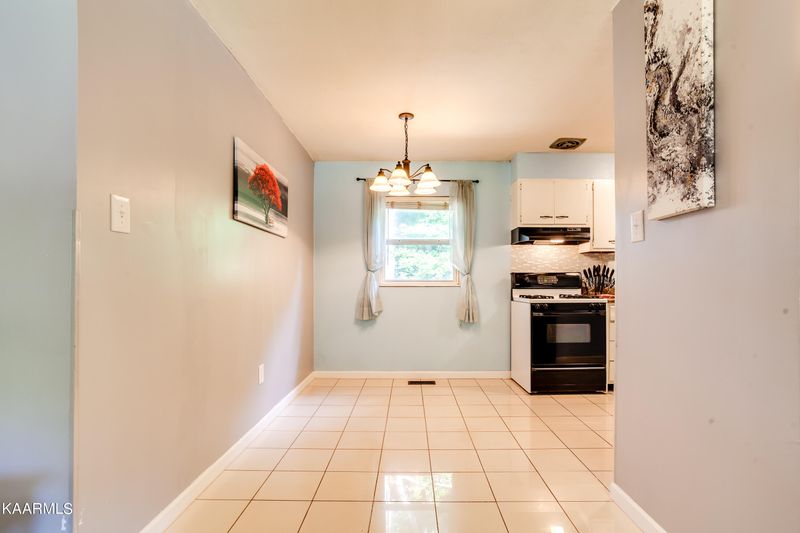 212 Reba Ave, Harriman, TN 37748