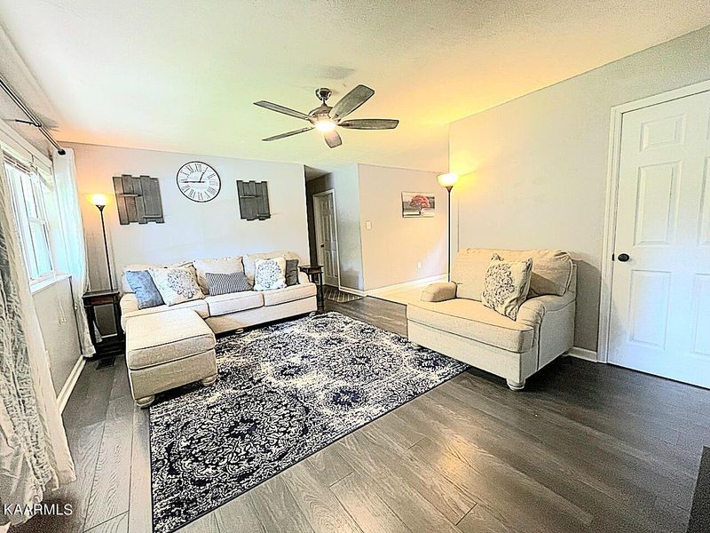 212 Reba Ave, Harriman, TN 37748