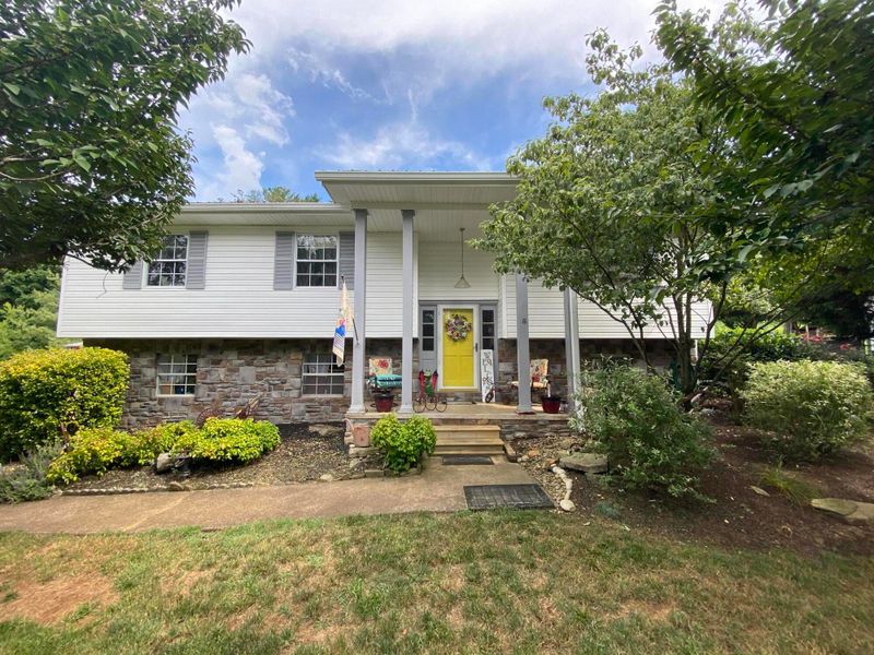 212 Riverbend Dr, Loudon, TN 37774