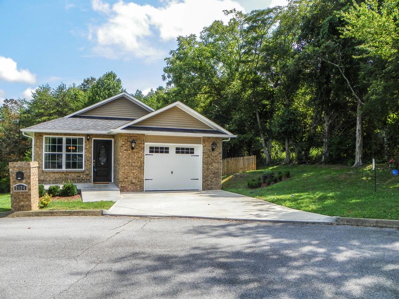 2124 Covenant Dr, Sevierville, TN 37876