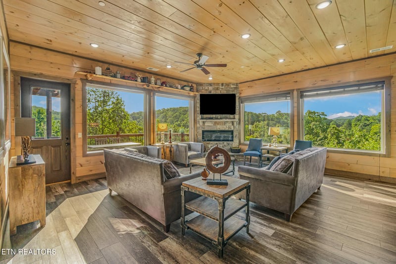 2125 Elk Pass Ln, Sevierville, TN 37876