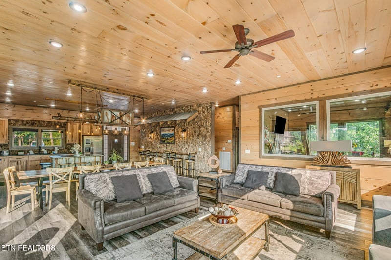 2125 Elk Pass Ln, Sevierville, TN 37876