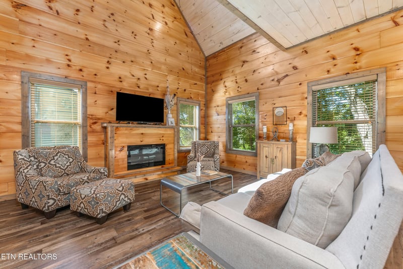 2127 Eagle Feather Dr, Sevierville, TN 37876