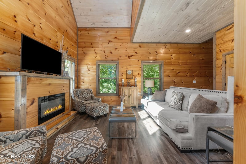 2127 Eagle Feather Dr, Sevierville, TN 37876