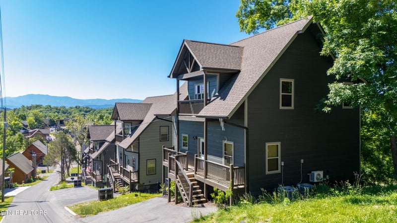 2127 Eagle Feather Dr, Sevierville, TN 37876