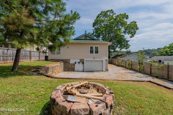 213 Devonia St, Harriman, TN 37748