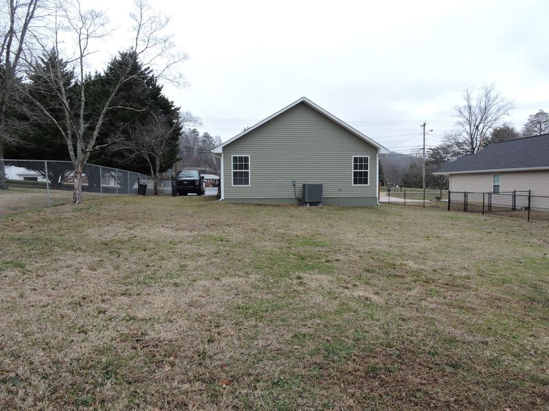 213 Ridgeview Dr, Clinton, TN 37716