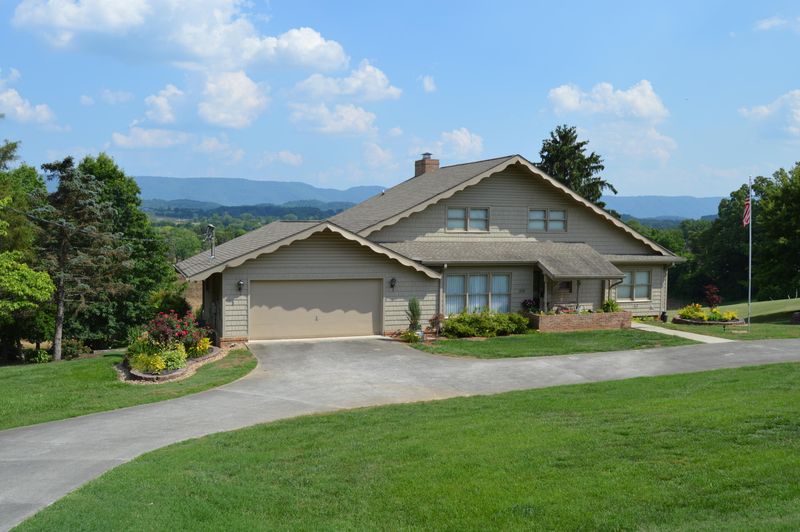 2130 Cochran Rd, Maryville, TN 37803