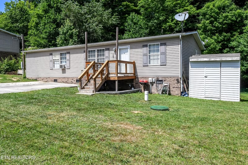 214 Loggers Ln, Clinton, TN 37716