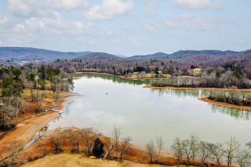 214 Montgomery View Dr, Harriman, TN 37748