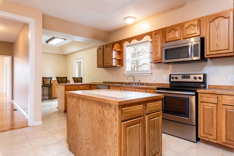 214 Montgomery View Dr, Harriman, TN 37748