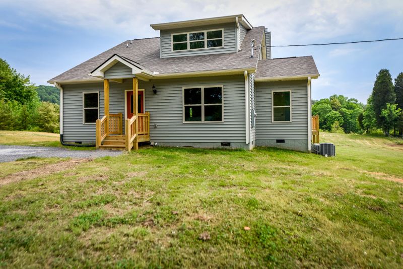 2140 E Wolf Valley Rd, Clinton, TN 37716