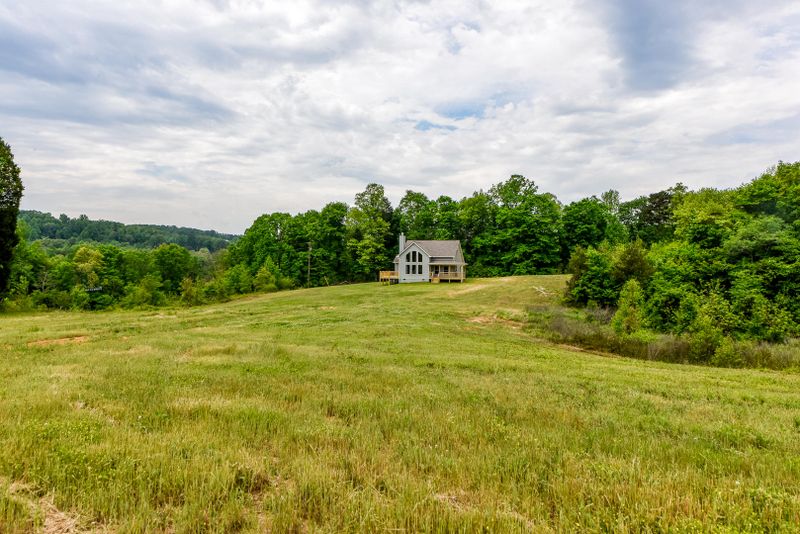 2140 E Wolf Valley Rd, Clinton, TN 37716