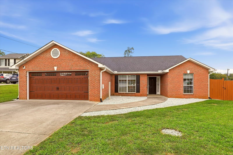 2140 Ember Brook Ln, Powell, TN 37849