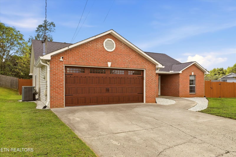 2140 Ember Brook Ln, Powell, TN 37849