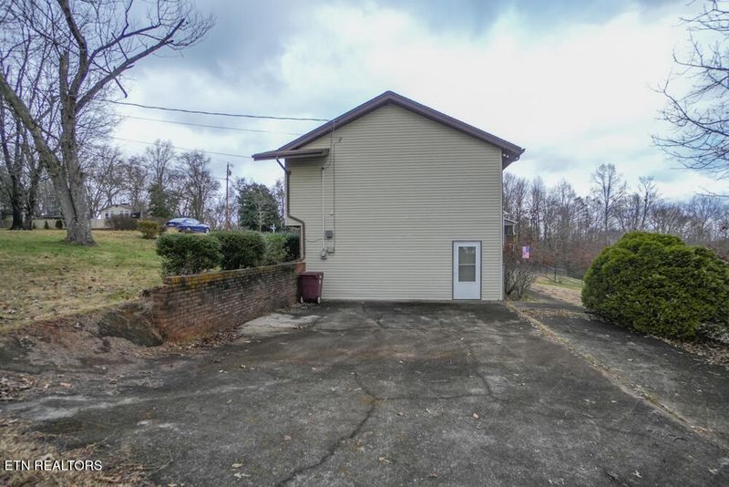 2145 E Ridgewood Dr, Louisville, TN 37777