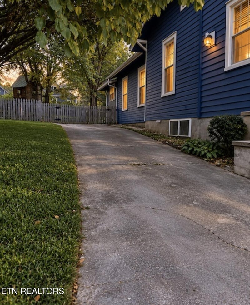 215 Campus Ln, Knoxville, TN 37918