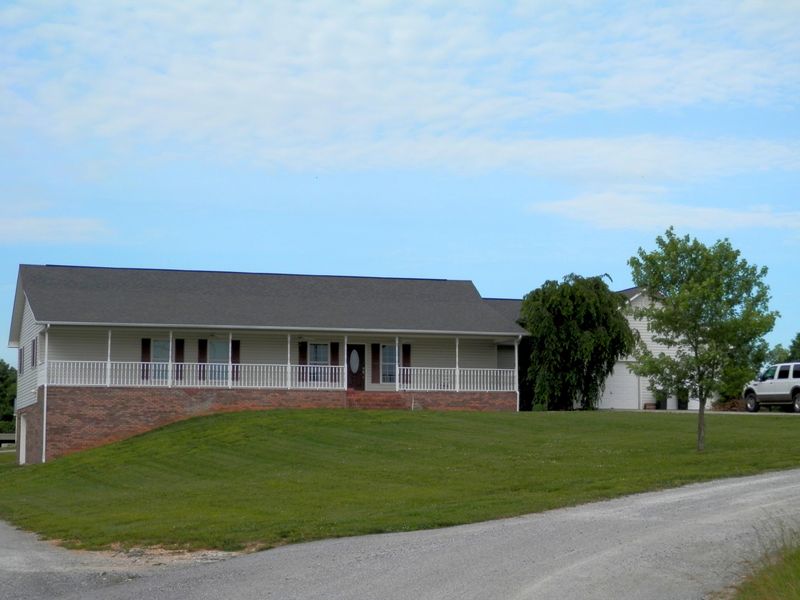 215 Claiborne Ln, Jacksboro, TN 37757