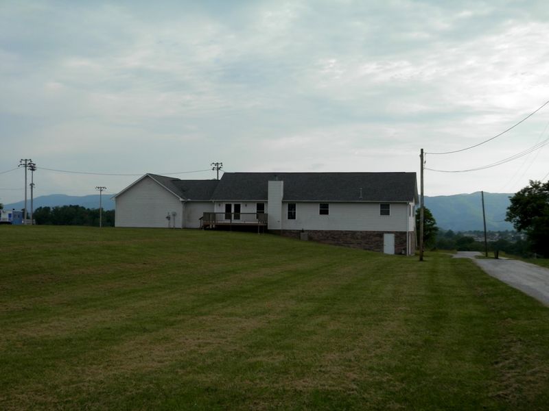 215 Claiborne Ln, Jacksboro, TN 37757
