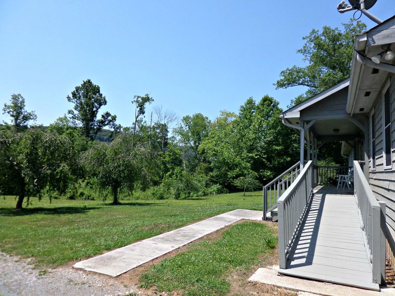 215 Old Batley Rd, Clinton, TN 37716