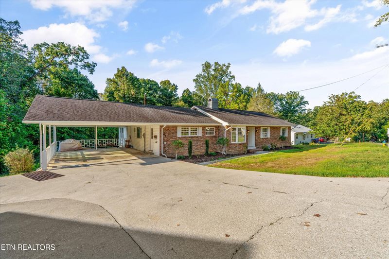215 Outer Dr, Oak Ridge, TN 37830