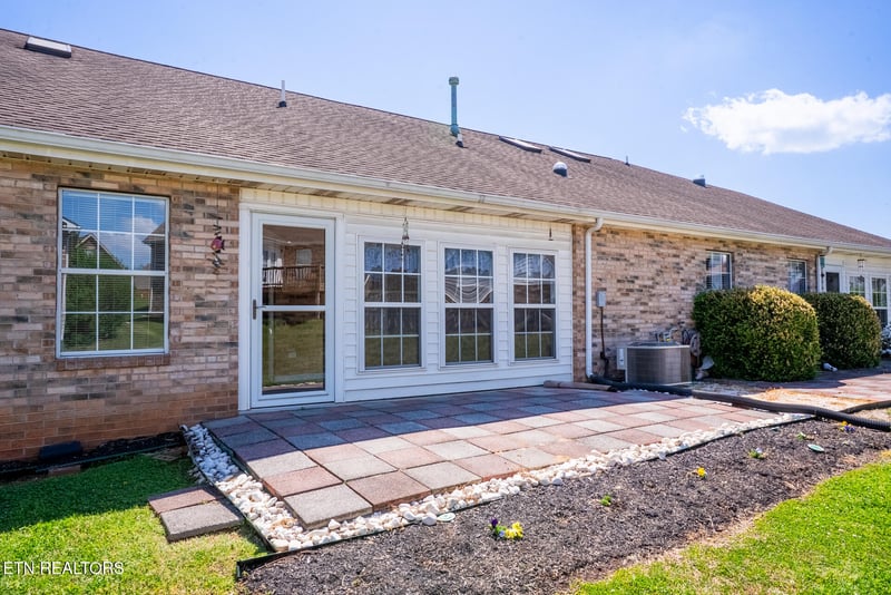 215 Royal Oaks Dr, Maryville, TN 37801