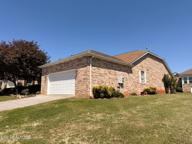 215 Royal Oaks Dr, Maryville, TN 37801