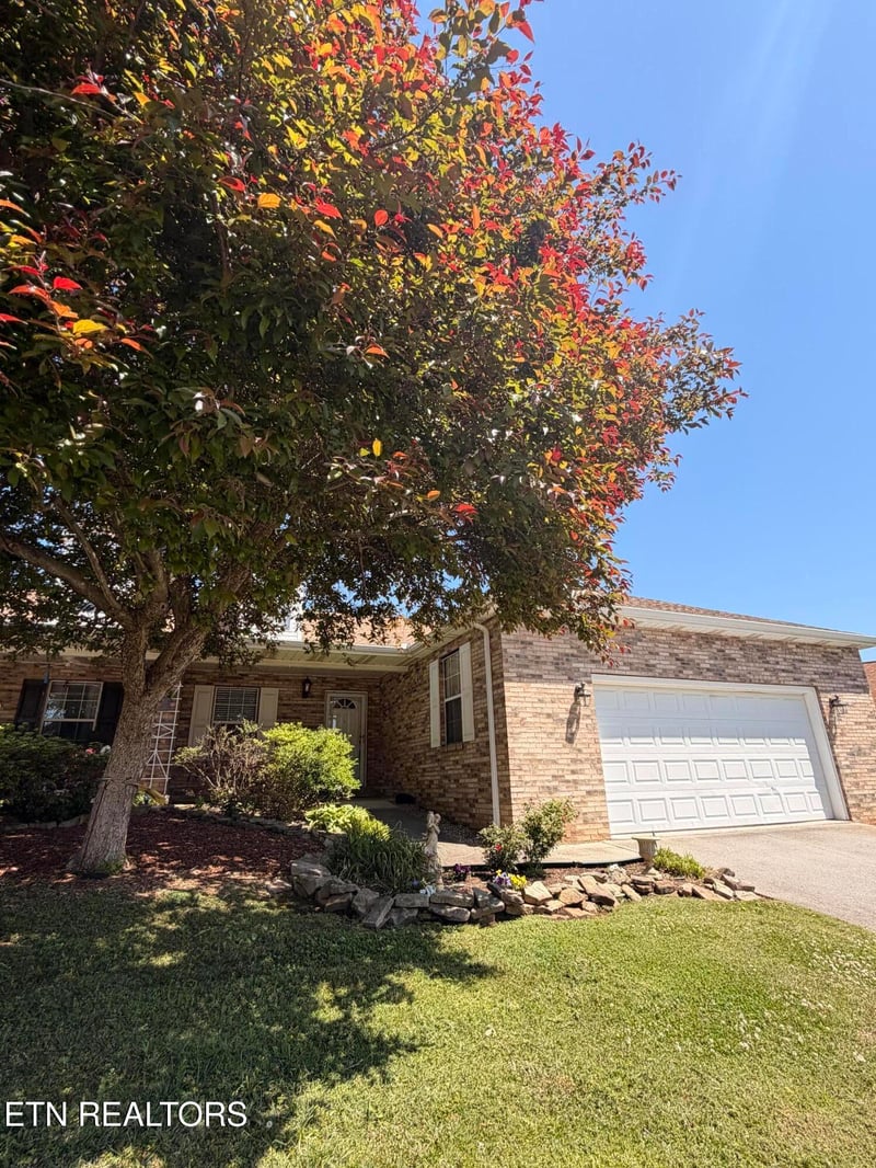 215 Royal Oaks Dr, Maryville, TN 37801