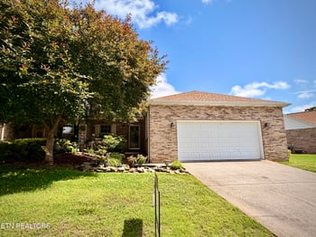 215 Royal Oaks Dr, Maryville, TN 37801