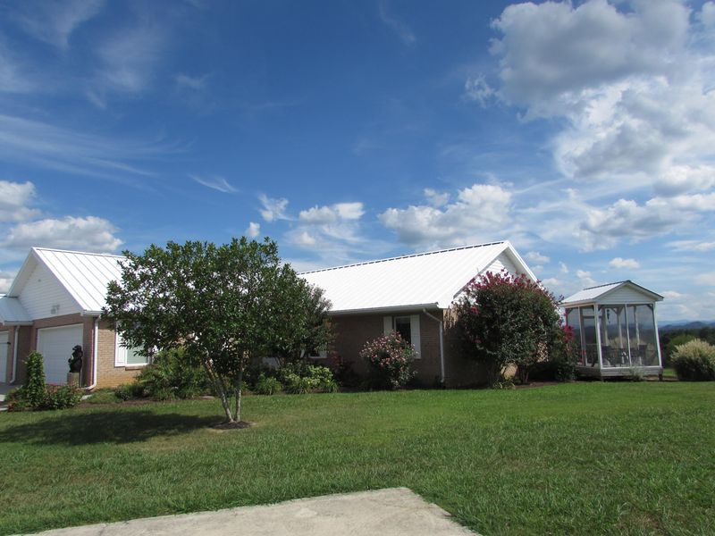 215 S Rolling Ridge Ln, Vonore, TN 37885