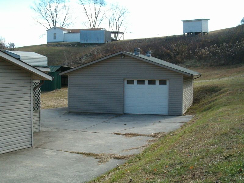 215 Stiles St, Harriman, TN 37748