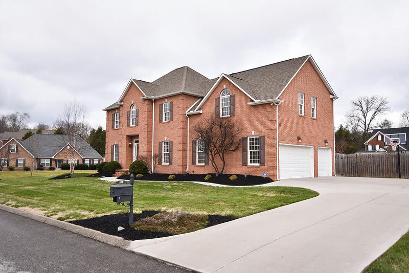 215 Stonebreeze Dr, Powell, TN 37849