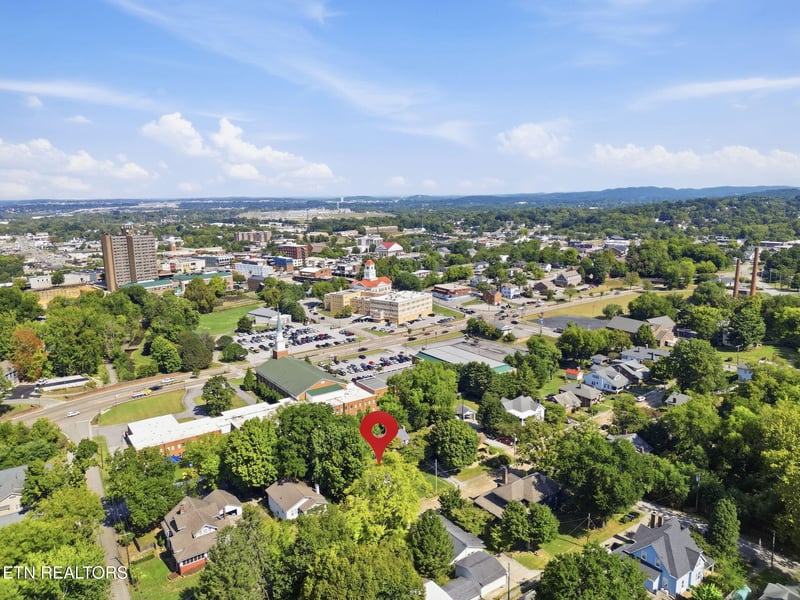 215 W Goddard Ave, Maryville, TN 37803