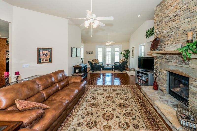 215 White Hawk Dr, Vonore, TN 37885