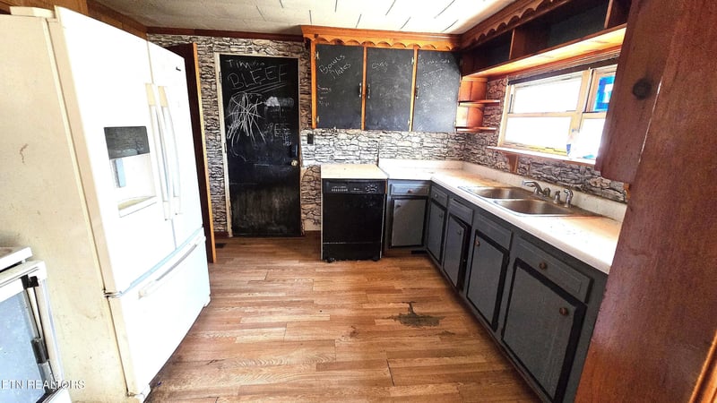 2150 Pinecrest Cir, Lenoir City, TN 37772
