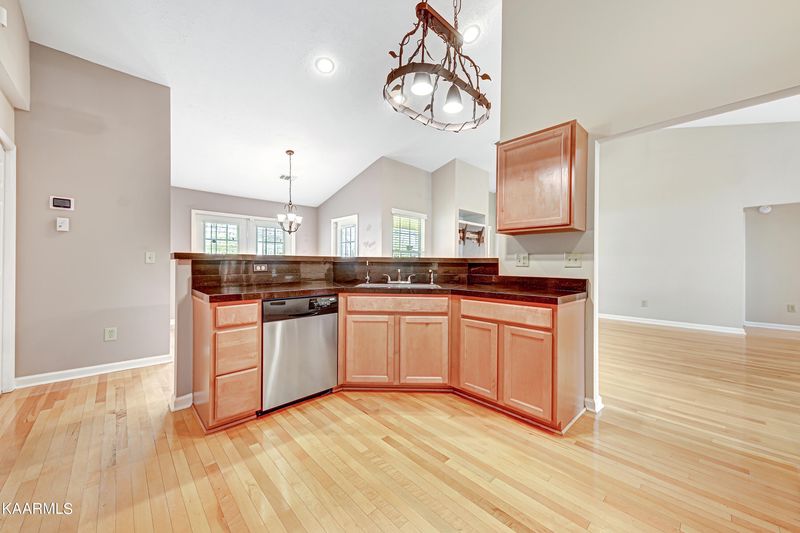 216 Daleyuhski Ln, Loudon, TN 37774
