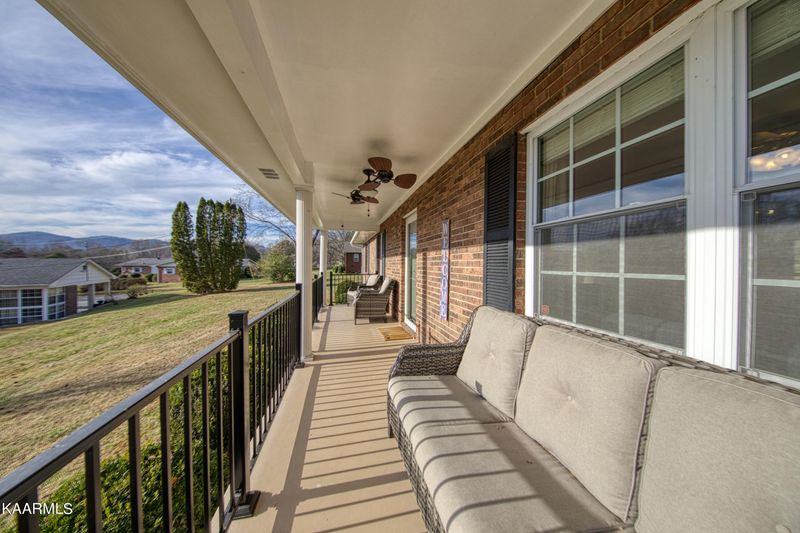 216 Longview Dr, Lafollette, TN 37766