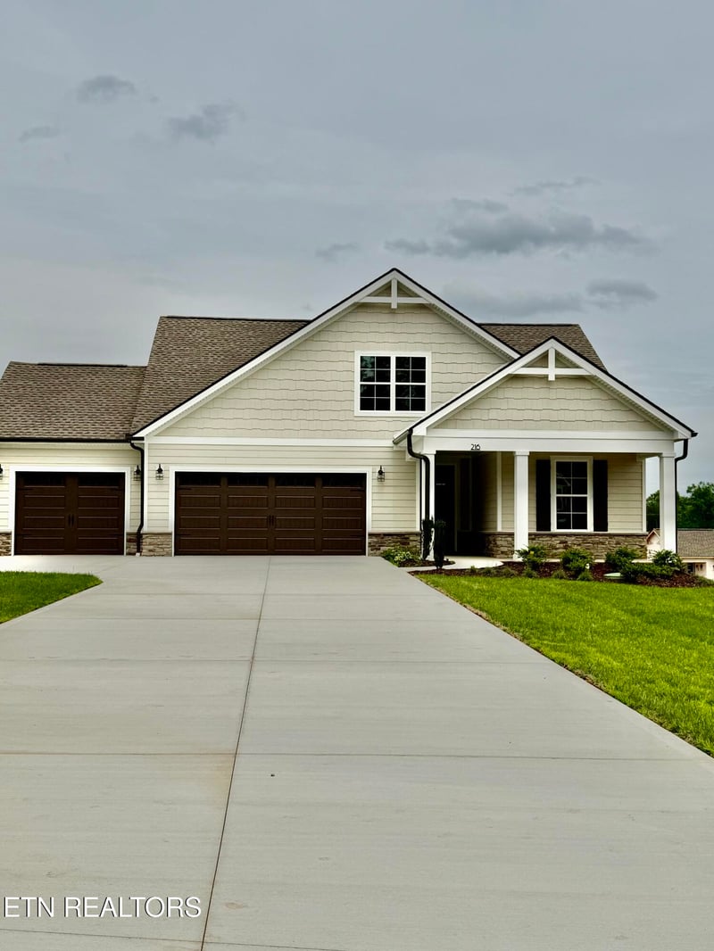 216 River Birch Dr, Lenoir City, TN 37771