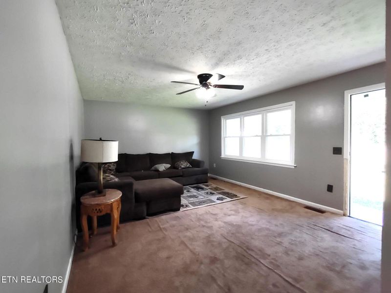 216 Springview Dr, Lafollette, TN 37766