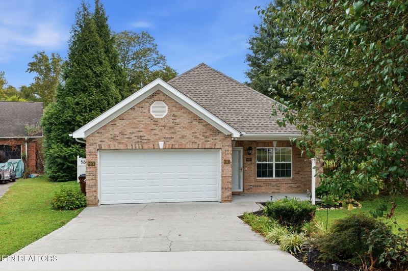 216 Sweet Gum Ln, Oak Ridge, TN 37830